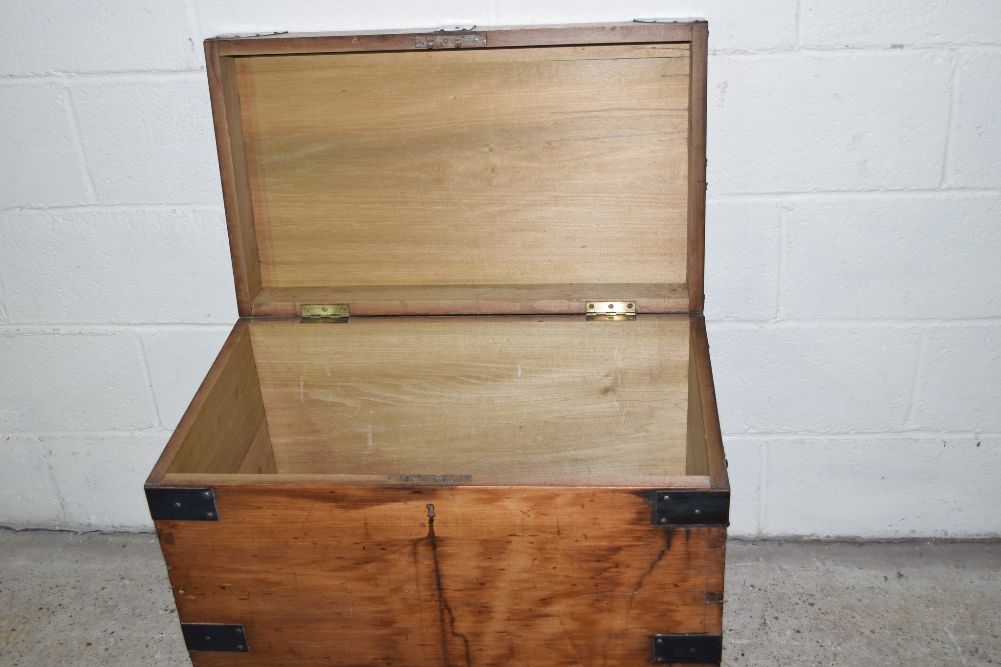 REPRODUCTION HARDWOOD STORAGE CHEST WITH METAL TRIM, APPROX LENGTH 74CM - Image 3 of 3