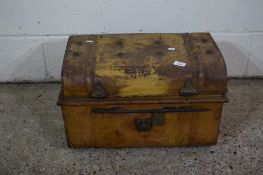 BOX CONTAINING MIXED SEWING AND WEAVING ACCESSORIES ETC WITHIN A VINTAGE TIN TRAVELLING TRUNK LENGTH