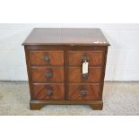 MAHOGANY EFFECT ENTERTAINMENT CABINET WITH FAUX DRAWERED FRONT AND LIFT-UP TOP, WIDTH APPROX 77CM