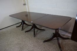 GOOD QUALITY MAHOGANY EFFECT REGENCY STYLE TRIPLE PEDESTAL DINING TABLE COMPLETE WITH ADDITIONAL