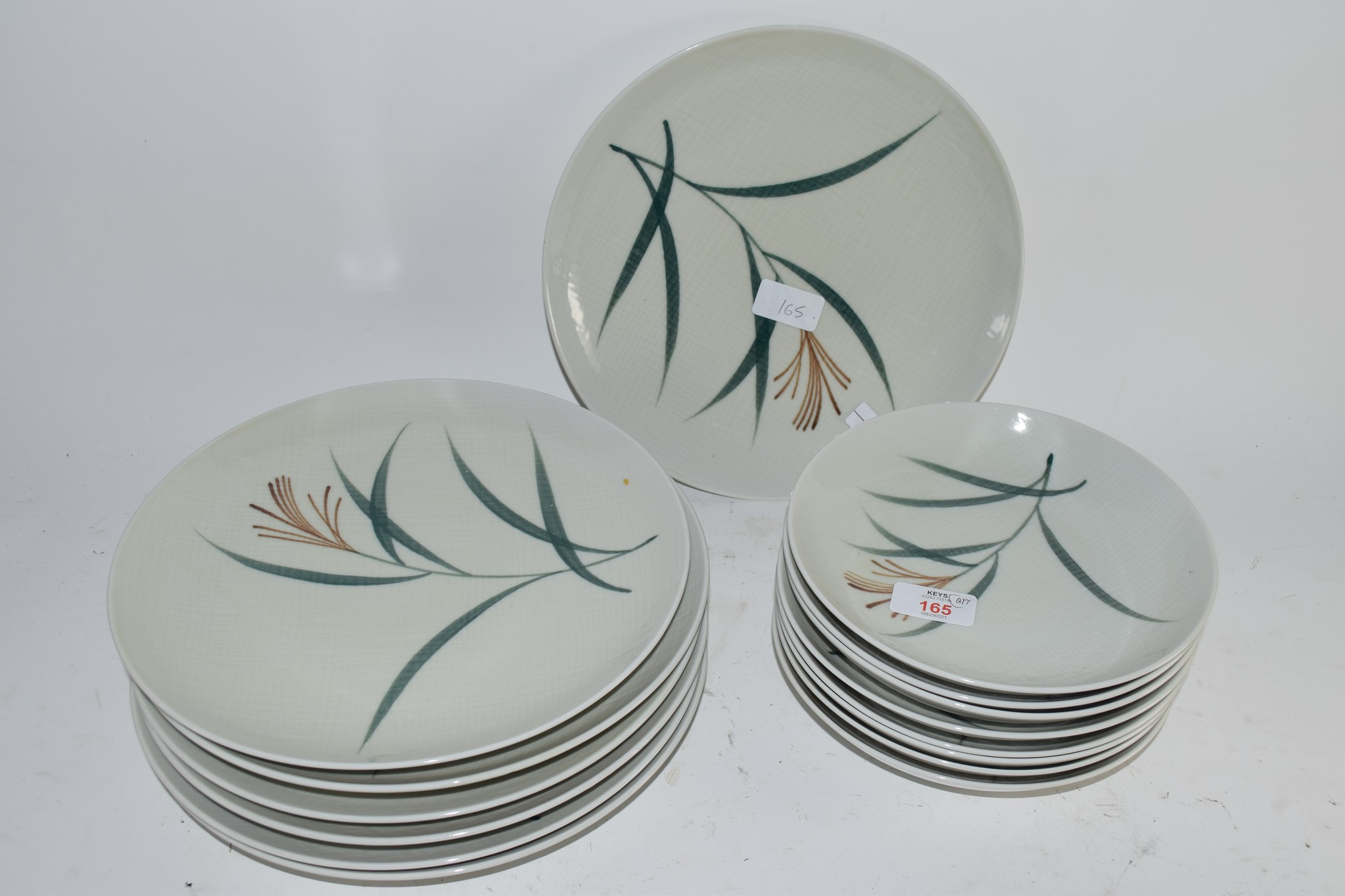 CHINA ITEMS, DINNER PLATES AND SIDE PLATES