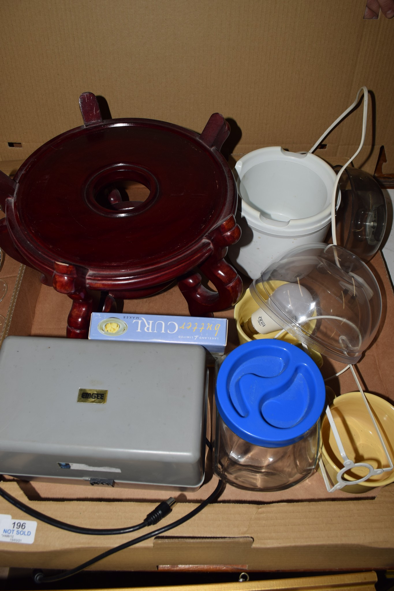 BOX CONTAINING KITCHEN ITEMS