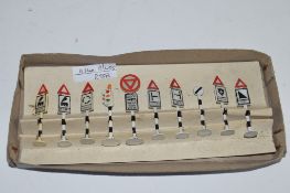 SMALL TRAY CONTAINING ROAD SIGNS, POSSIBLY FROM A RAILWAY SET