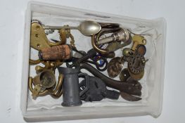 SMALL TRAY CONTAINING BRASS COAT HOOKS, OTHER HANGERS, SILVER METAL WINE POURER ETC