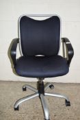 MODERN EXECUTIVE SWIVEL OFFICE CHAIR, WIDTH APPROX 57CM MAX