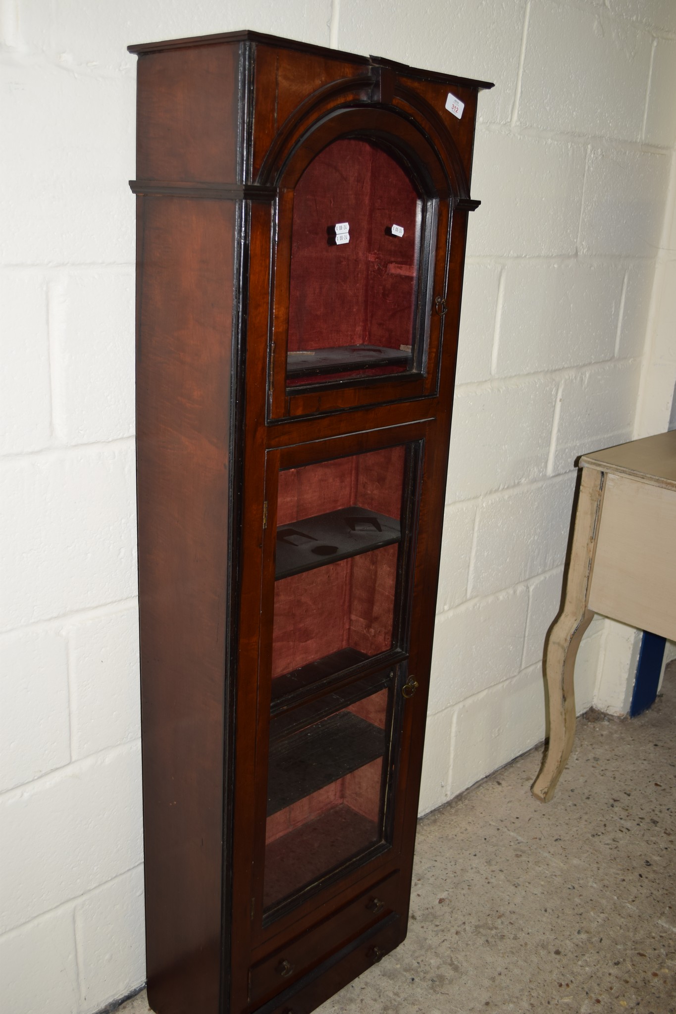 GLAZED MAHOGANY DISPLAY CABINET MODELLED OR RE-PURPOSED AS A CLOCK CASE, WIDTH APPROX 47CM - Image 2 of 2