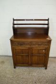 REPRODUCTION PANELLED OAK SIDEBOARD WITH RAISED PLATE RACK, LENGTH APPROX 93CM