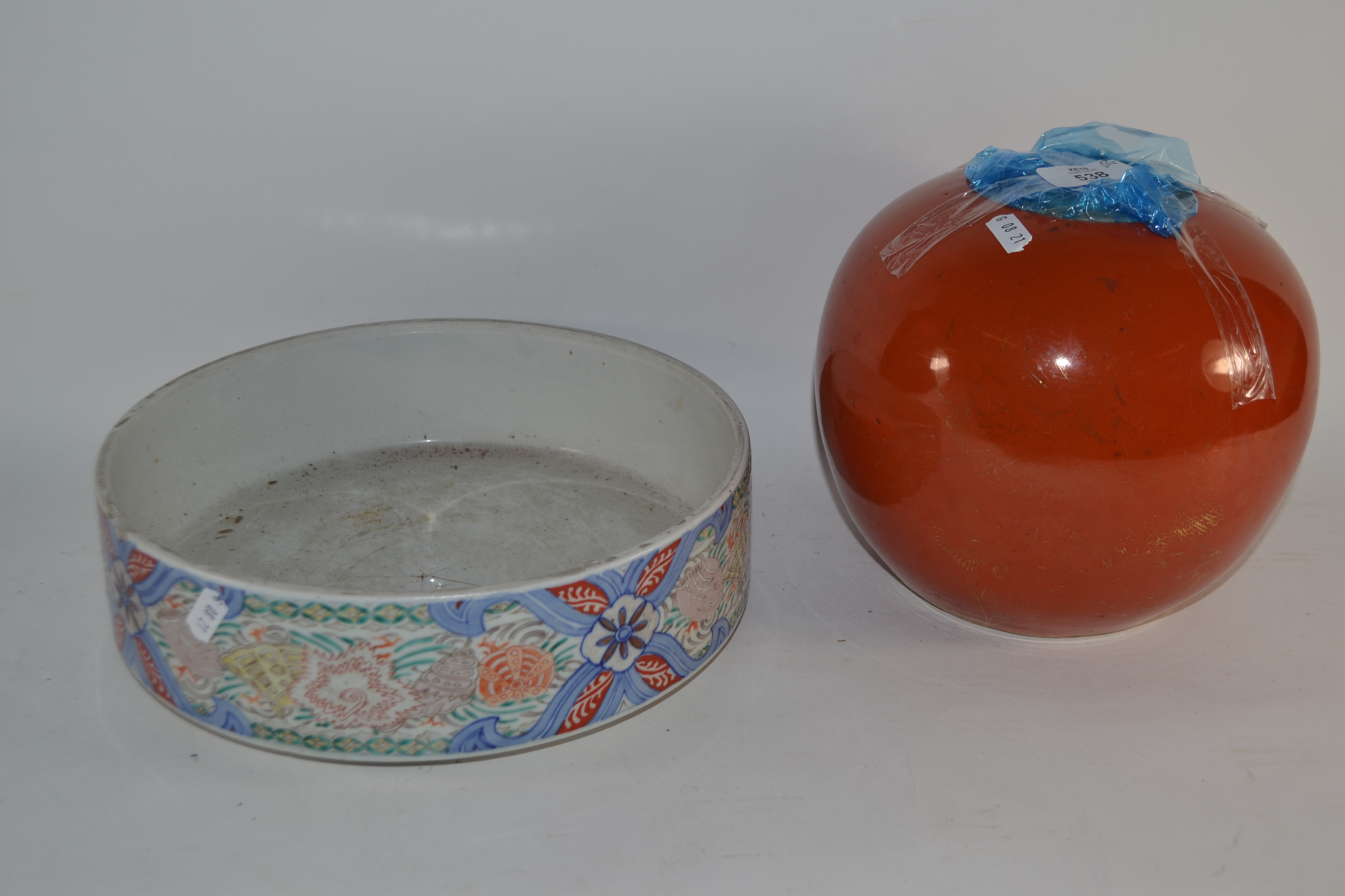 MODERN ORIENTAL BLUE, WHITE AND RED DESIGN BOWL TOGETHER WITH A RED JAR