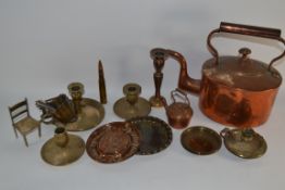 SMALL BOX OF COPPER AND BRASS WARES INCLUDING CANDLESTICK, COPPER KETTLE, MINIATURE BRASS CHAIR ETC