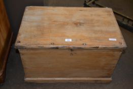 EARLY 20TH CENTURY PINE BLANKET BOX WITH METAL HANDLES, 69CM WIDE