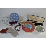 BOX CONTAINING MIXED CERAMICS TO INCLUDE WEDGWOOD LONDON PLATE, SILVER JUBILEE GLASSES, CAMEMBERT