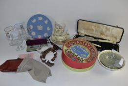 BOX CONTAINING MIXED CERAMICS TO INCLUDE WEDGWOOD LONDON PLATE, SILVER JUBILEE GLASSES, CAMEMBERT