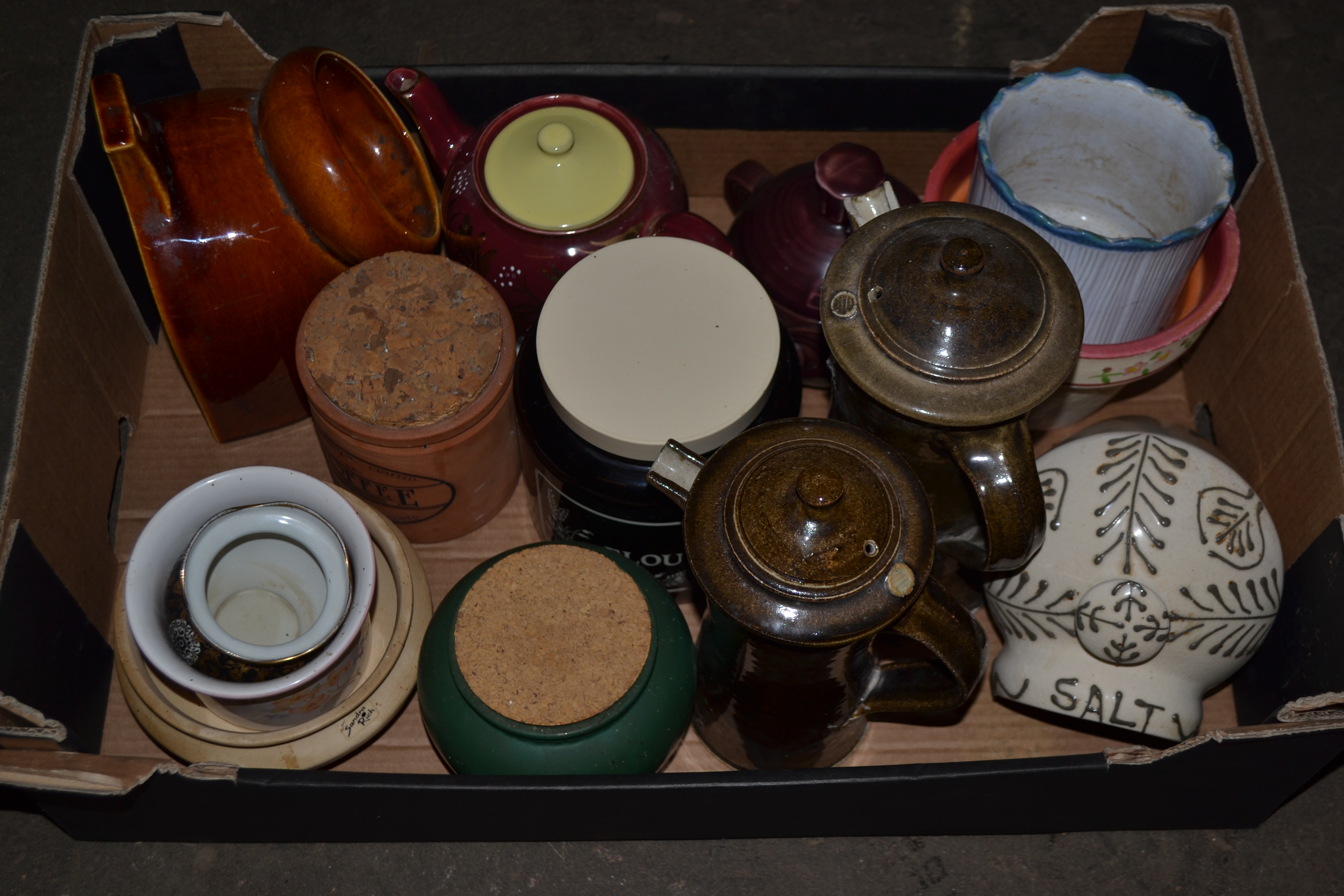 TRAY CONTAINING CERAMICS TO INCLUDE TEA POTS, JUGS ETC