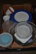 BOX CONTAINING KITCHEN WARES TO INCLUDE PAGNOSSIN DINNER PLATES IN BLUE AND WHITE
