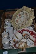 BOX CONTAINING CERAMICS TO INCLUDE COMMEMORATIVE CORONATION MUGS, CONTINENTAL TYPE GILT DESIGN