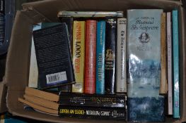 BOX OF MIXED BOOKS TO INCLUDE THE COMPLETE ILLUSTRATED SHAKESPEARE, DANIELLE STEELE THE LONG ROAD