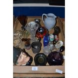 TRAY CONTAINING CERAMICS AND GLASS WARE TO INCLUDE A ROYAL DOULTON TOBY JUG, BLACK RYDEN POTTERY