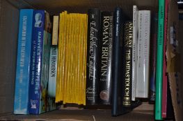 BOX OF MIXED BOOKS TO INCLUDE VARIOUS CIRCA 1990 NATIONAL GEOGRAPHIC MAGAZINES TOGETHER WITH OTHER