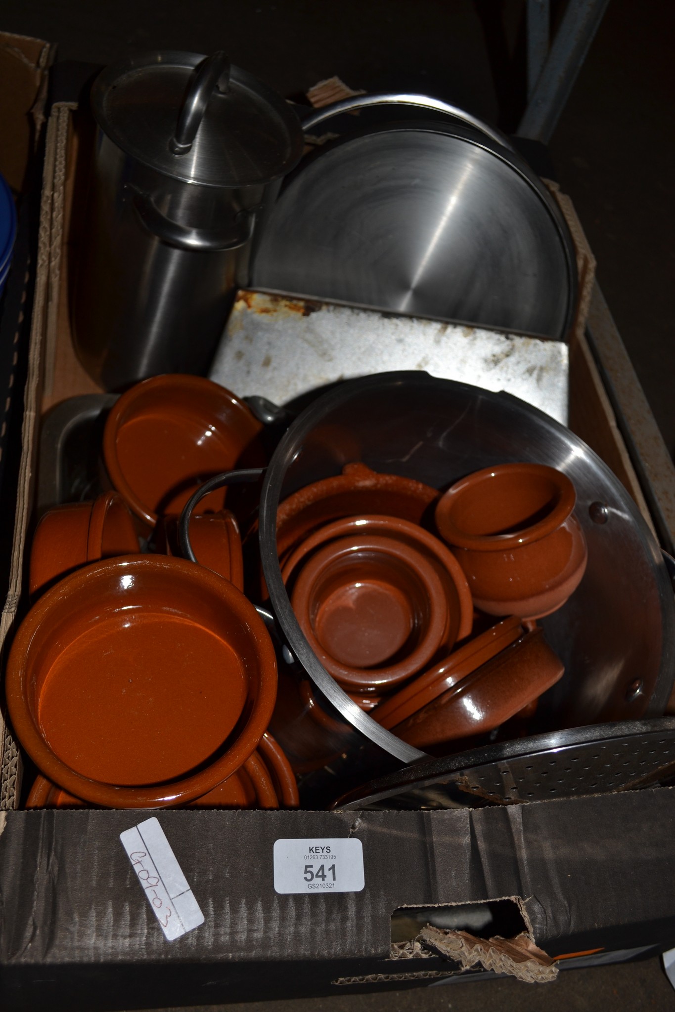 BOX CONTAINING KITCHEN WARES TO INCLUDE BROWN GLAZED TAPAS STYLE POTS