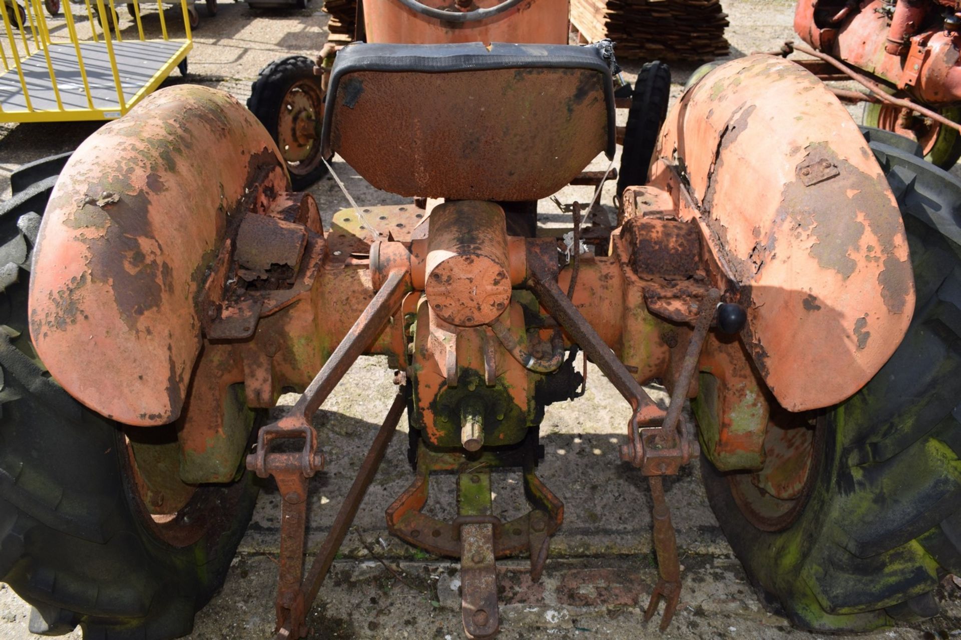 Allis Chalmers D-272 Tractor, barn find for restoration, supplied by JJ Wright, Dereham, Norfolk - Image 10 of 14