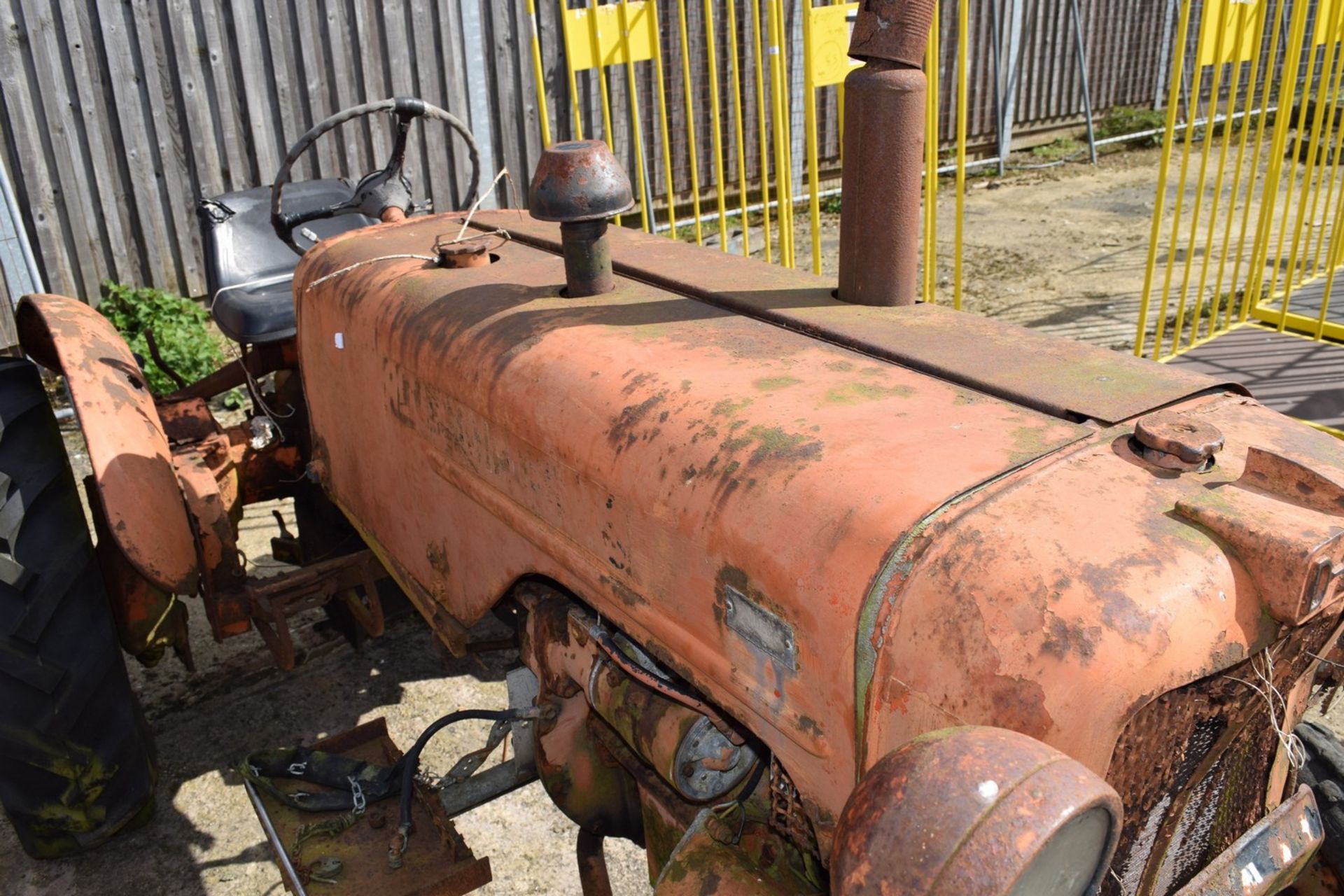 Allis Chalmers D-272 Tractor, barn find for restoration, supplied by JJ Wright, Dereham, Norfolk - Image 5 of 14