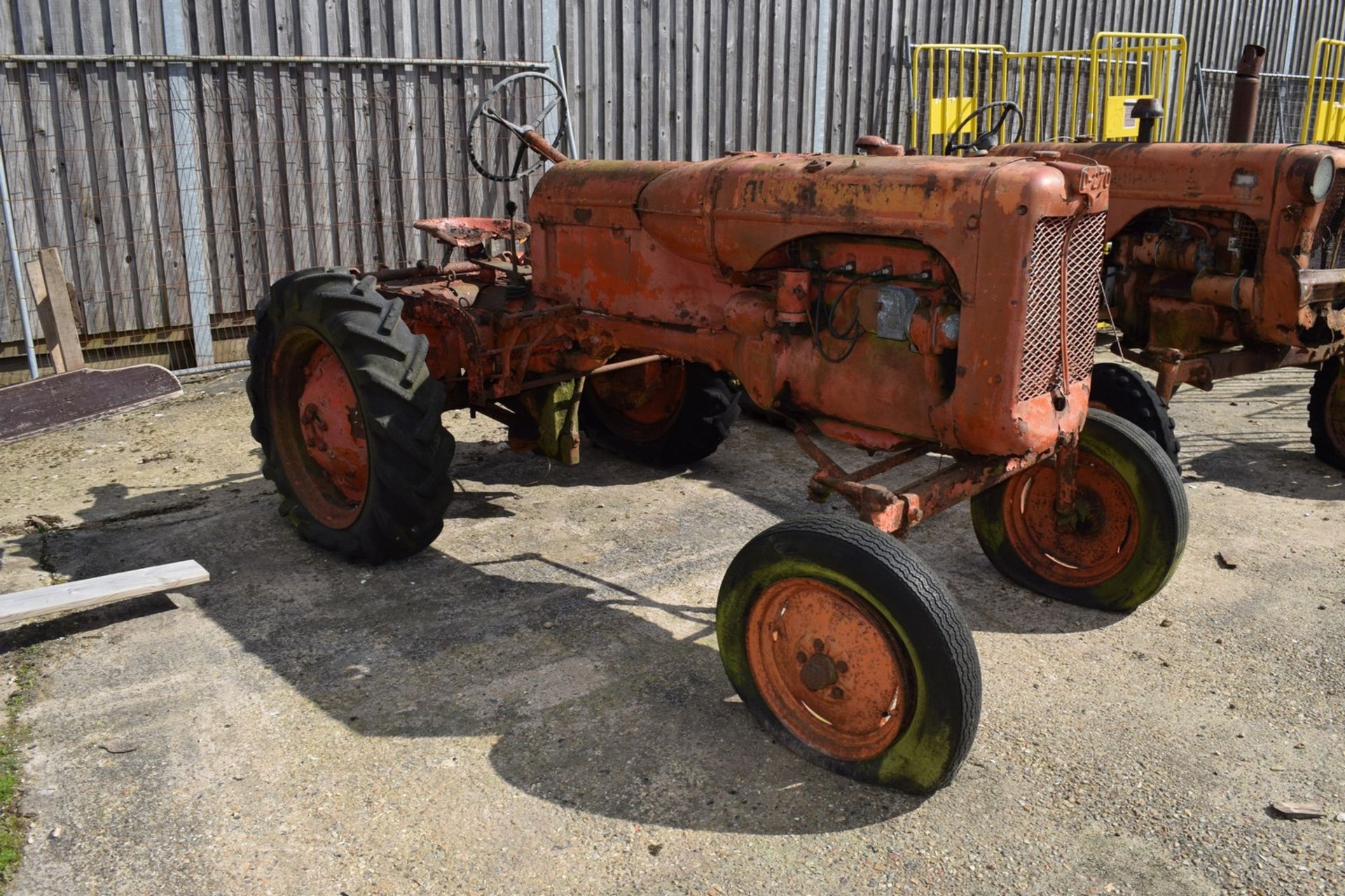 Allis Chalmers D-270 Tractor, barn find for restoration - Bild 2 aus 11