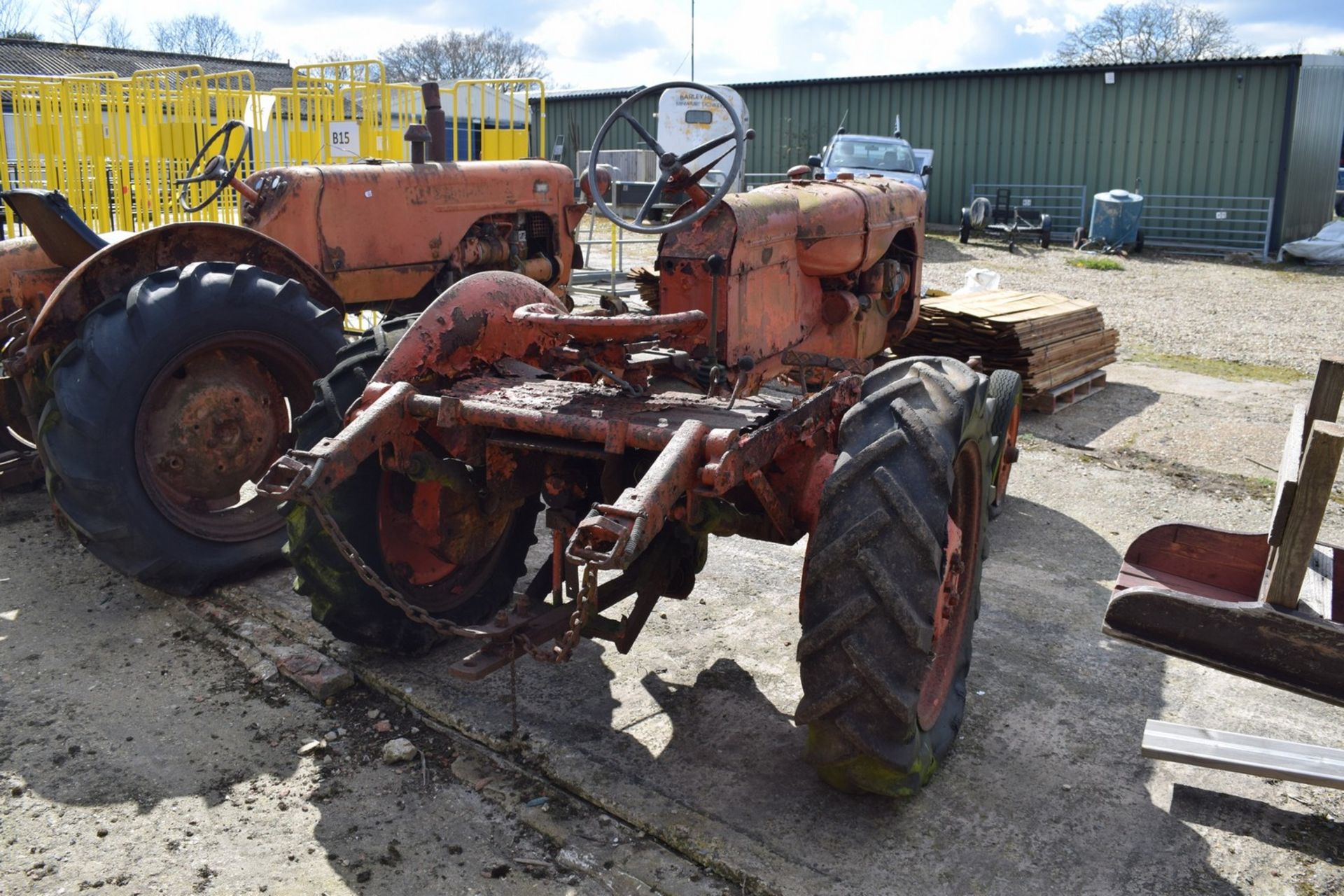 Allis Chalmers D-270 Tractor, barn find for restoration - Image 7 of 11