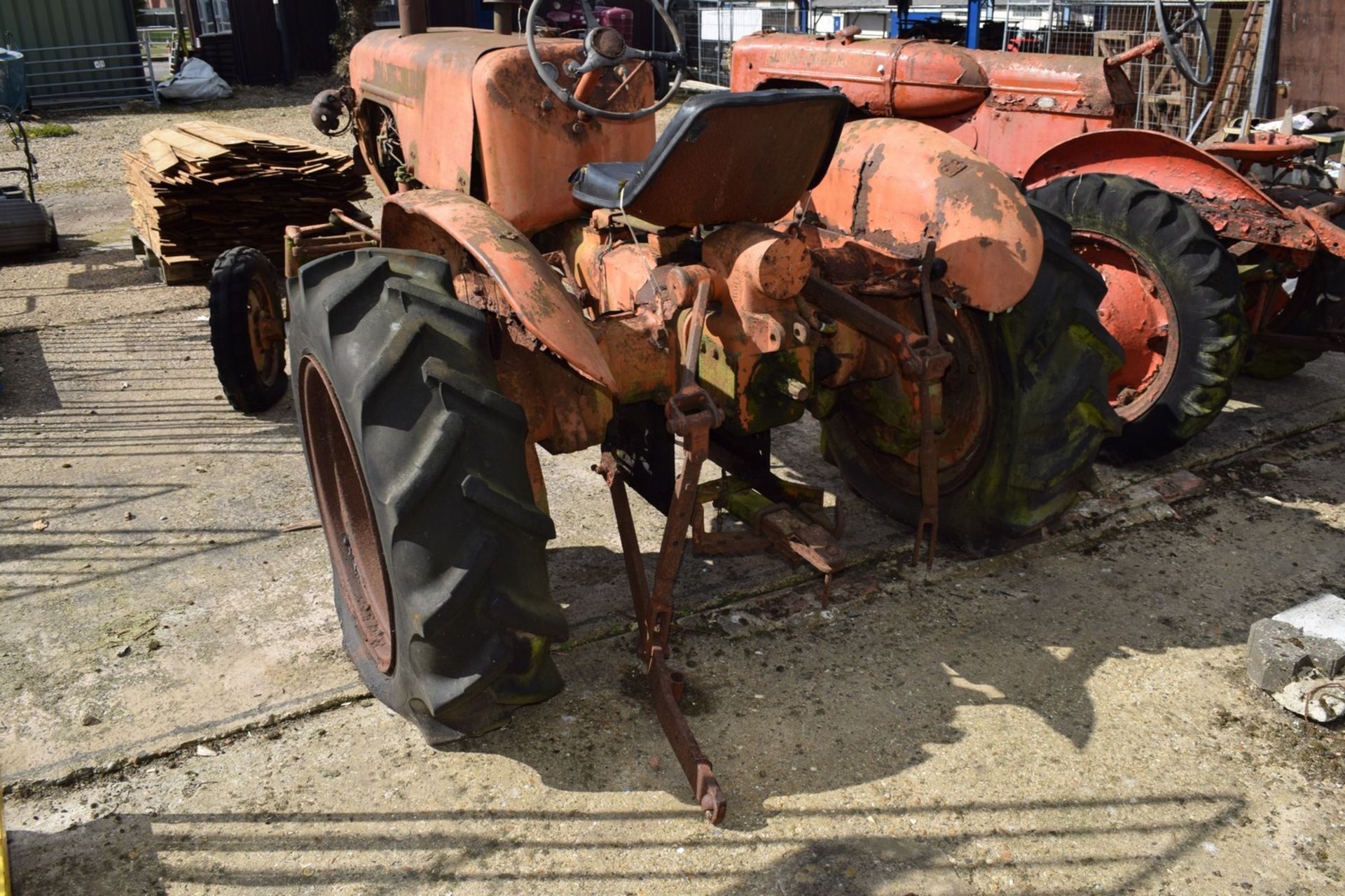 Allis Chalmers D-272 Tractor, barn find for restoration, supplied by JJ Wright, Dereham, Norfolk - Image 9 of 14