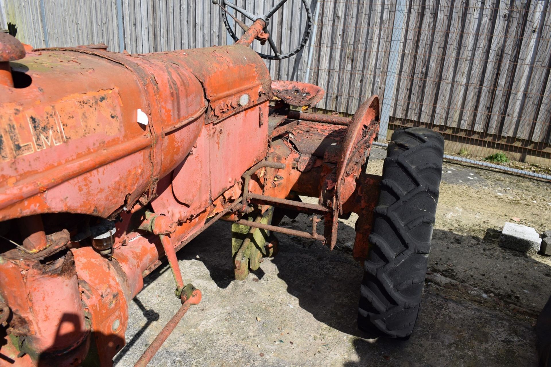 Allis Chalmers D-270 Tractor, barn find for restoration - Image 6 of 11