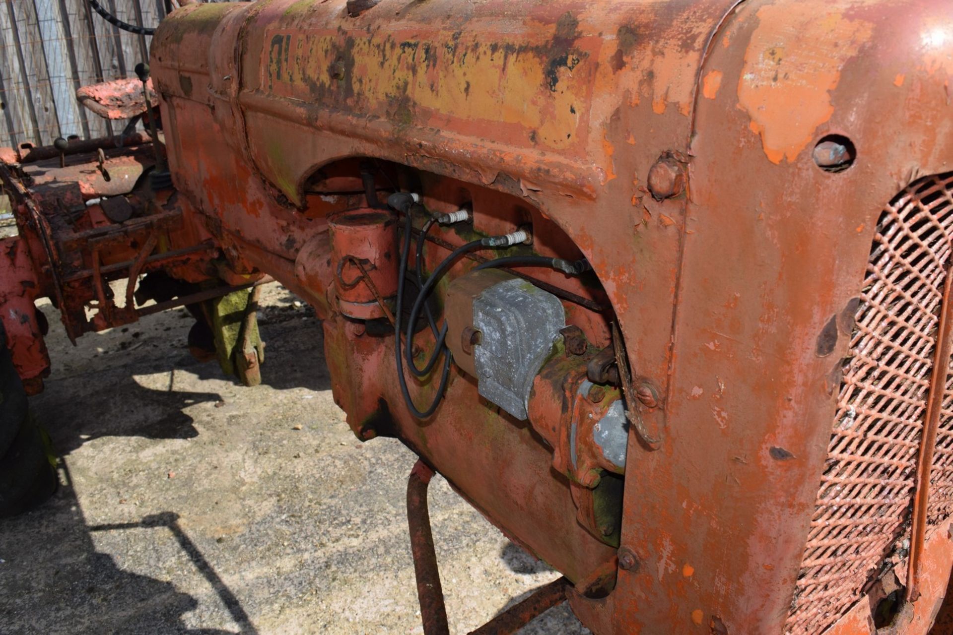 Allis Chalmers D-270 Tractor, barn find for restoration - Image 3 of 11