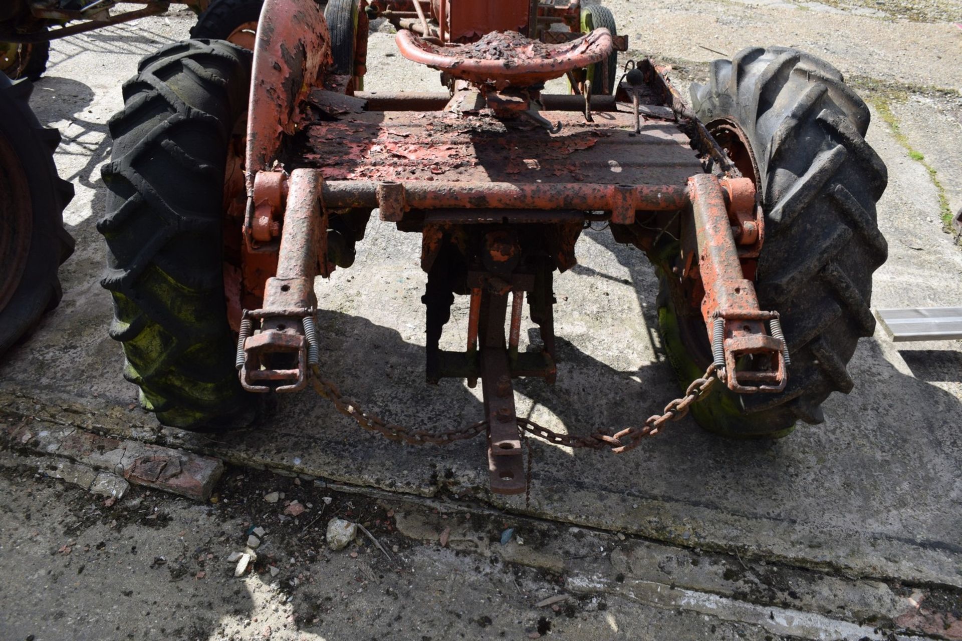 Allis Chalmers D-270 Tractor, barn find for restoration - Image 9 of 11