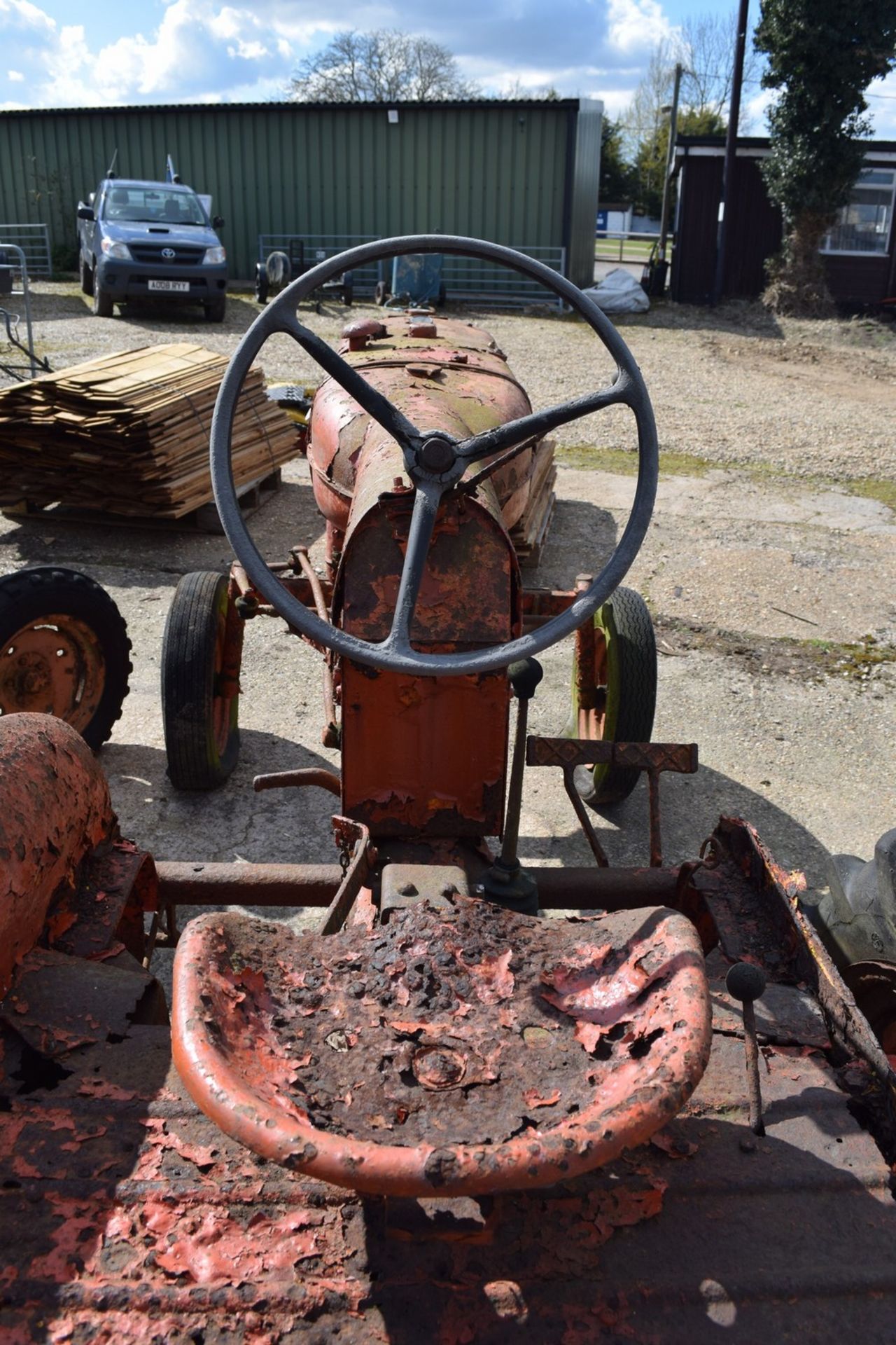 Allis Chalmers D-270 Tractor, barn find for restoration - Image 8 of 11