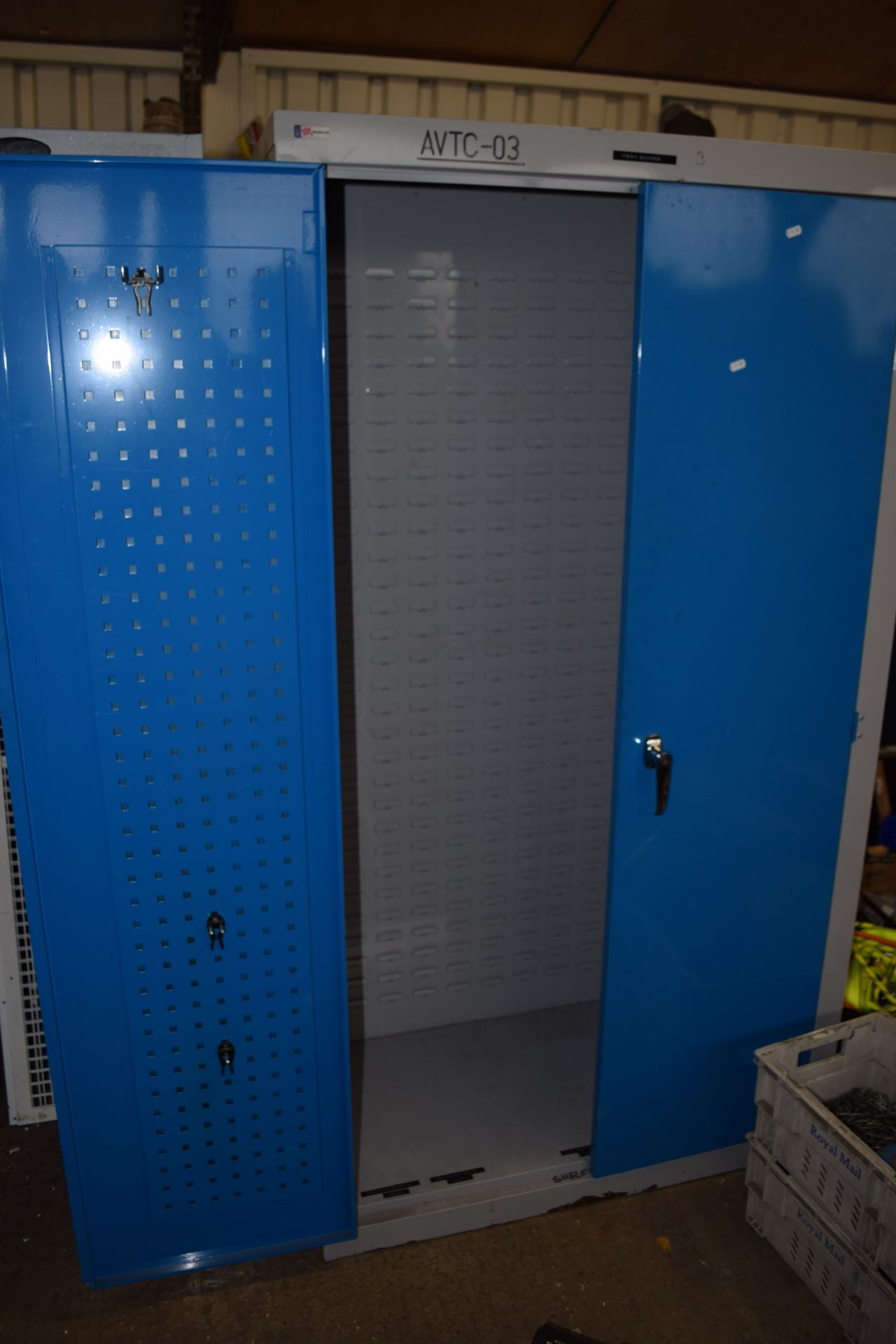 Large storage locker - Image 2 of 2