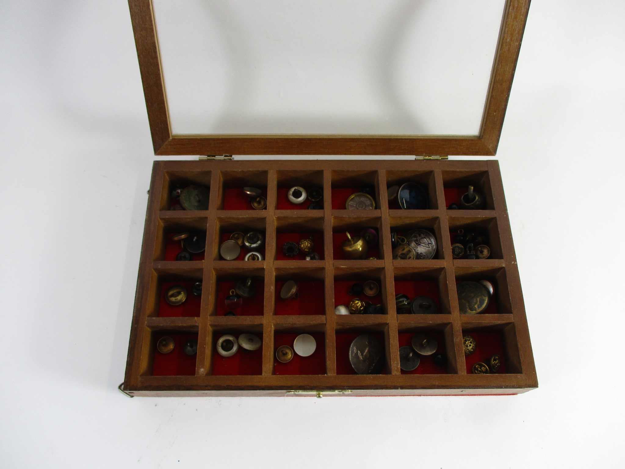 SMALL DISPLAY BOX CONTAINING BUTTONS
