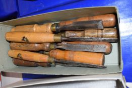 SMALL BOX CONTAINING CHISELS WITH WOODEN HANDLES