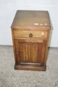 SMALL OAK BEDSIDE CABINET WITH LINENFOLD CARVED DECORATION TO DOOR, APPROX 40CM MAX