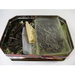 TIN TRAY CONTAINING OLD KEYS