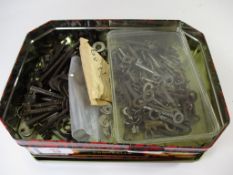 TIN TRAY CONTAINING OLD KEYS