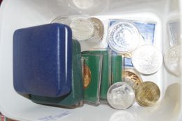 BOX CONTAINING COMMEMORATIVE COINAGE INCLUDING ONE BY THE DAILY MAIL FOR THE SILVER JUBILEE,