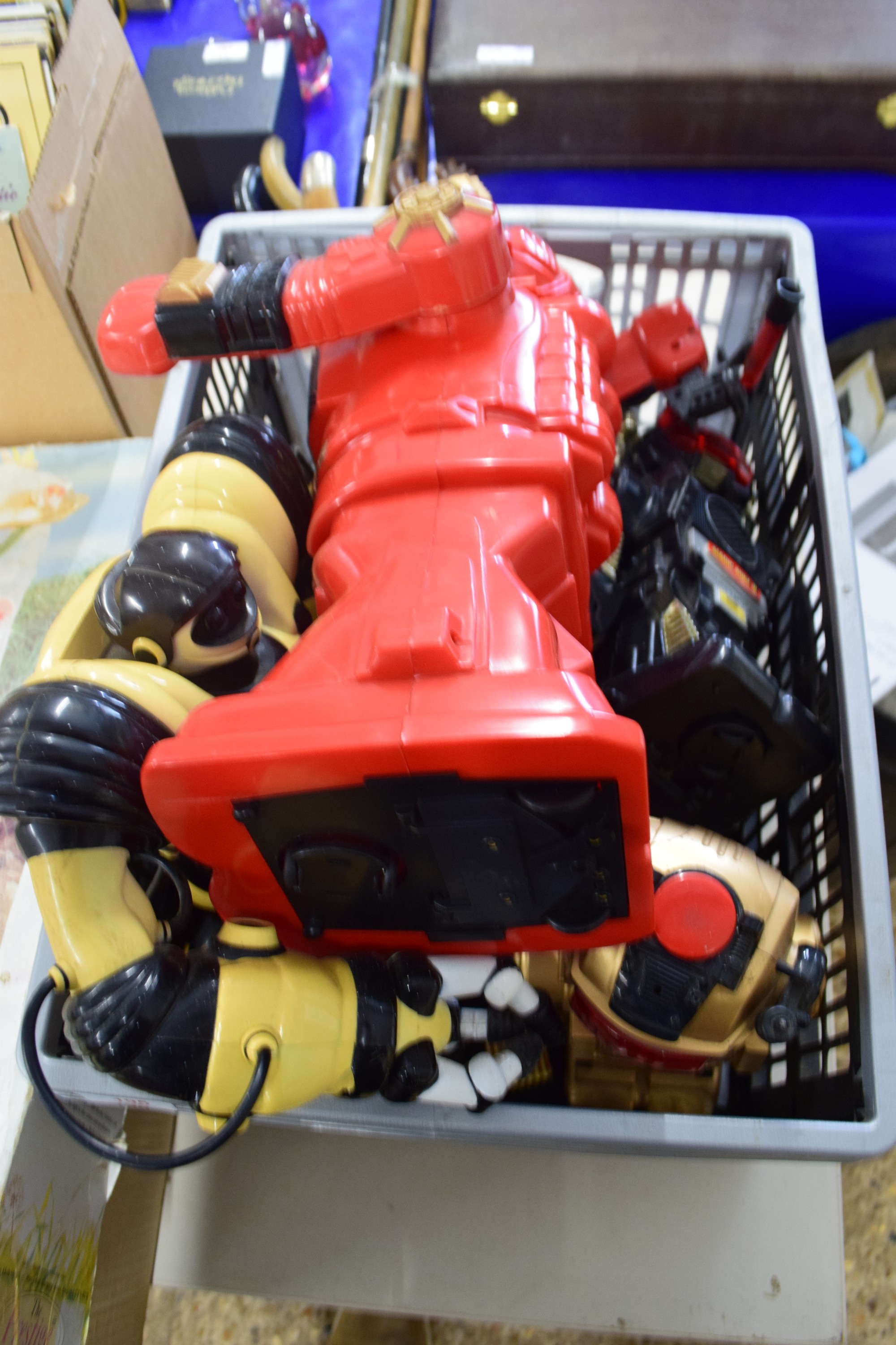 BOX CONTAINING PLASTIC ROBOT TOYS INCLUDING MAGIC MIKE ROBOT 2002 ETC