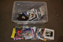 BOX OF VINTAGE 45RPM RECORDS TO INCLUDE SHAKIN STEVENS, NATALIE COLE, BILLY OCEAN ETC
