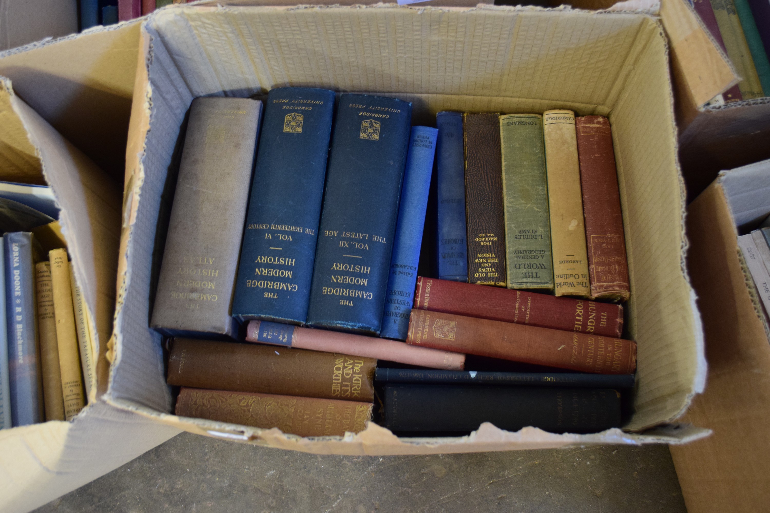 BOX OF MIXED BOOKS TO INCLUDE THE CAMBRIDGE MODERN HISTORY, THE WORLD IN OUTLINE, THE HUNGRY 40S