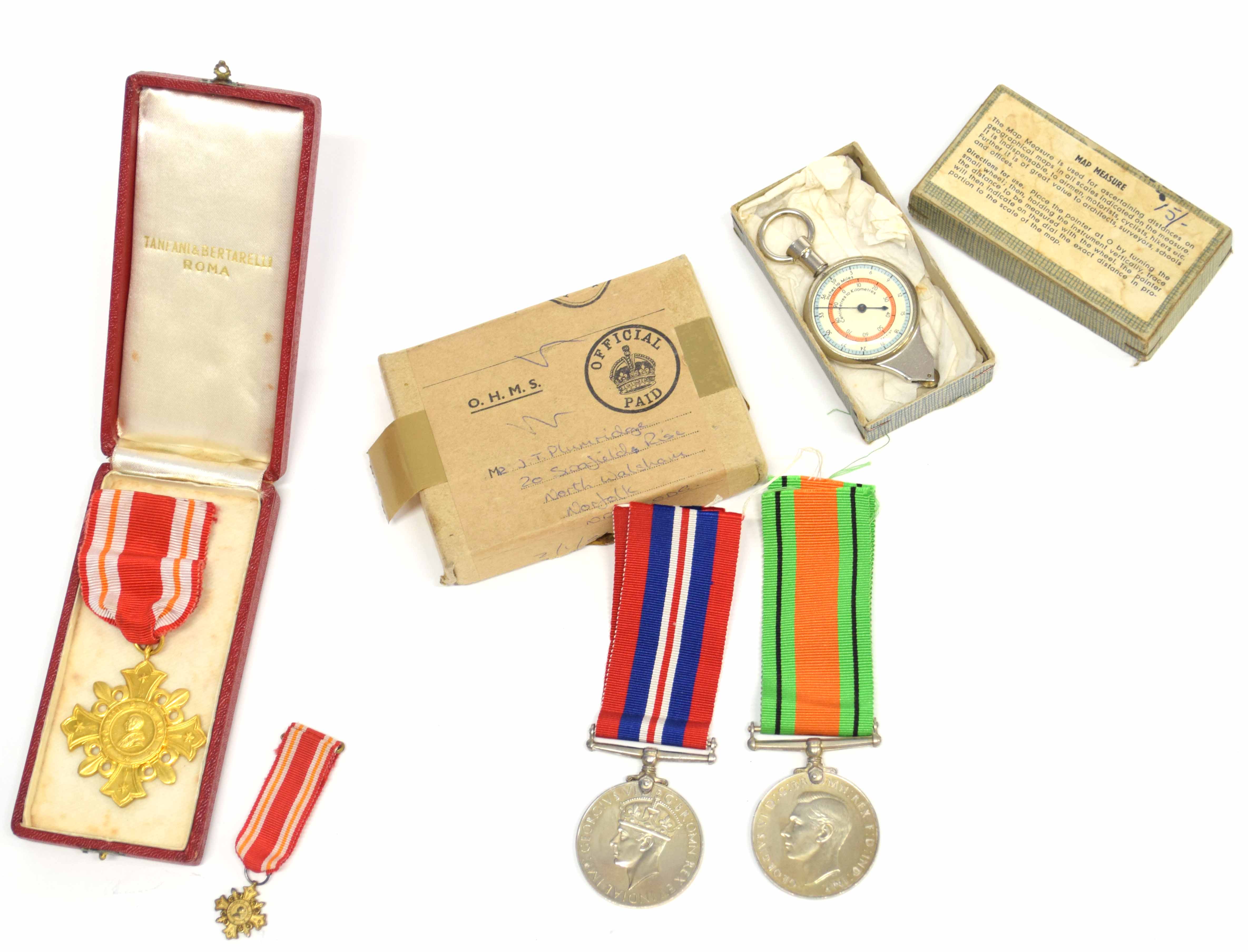 Boxed WWII campaign medal pair 1939-45, Defence medal to Mr J T Plumridge, cased Continental pro