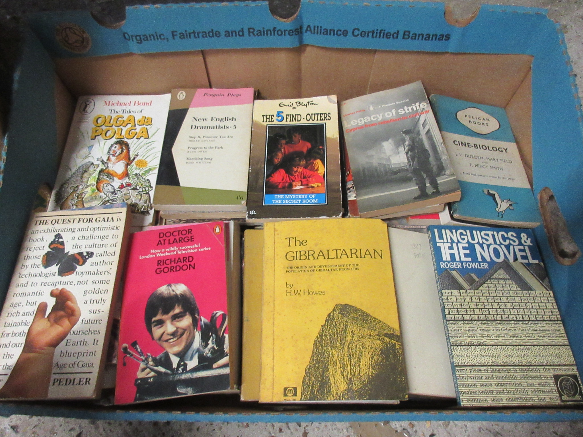 Two boxes assorted vintage paperback "Lucky Dip" including Penguin Classics, "Pan" titles, authors - Image 3 of 3