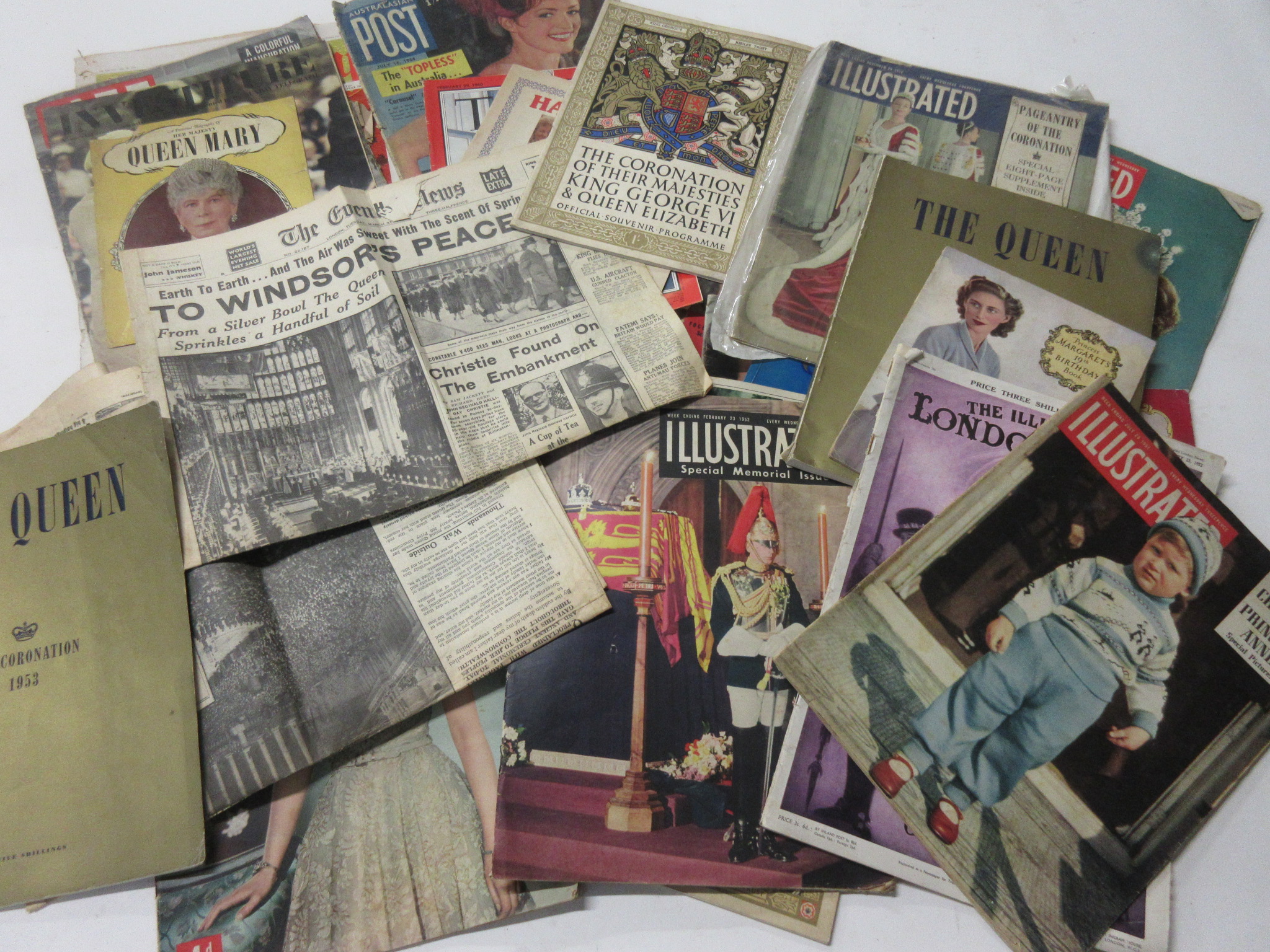 803: Box of Royalty interest including VICTORIA'S SIXTY YEARS A QUEEN plus books, mags, - Image 2 of 3