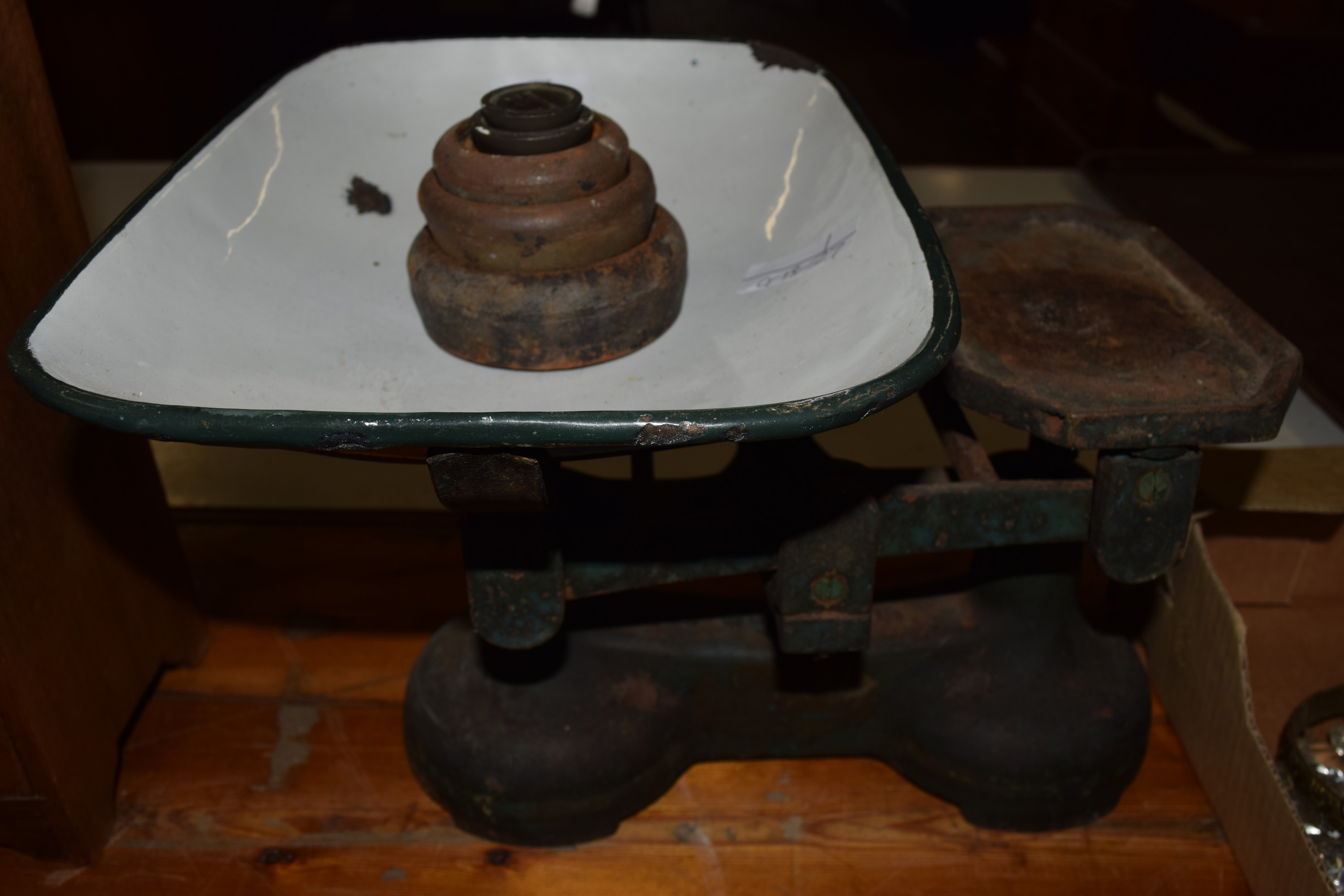 SET OF KITCHEN SCALES AND WEIGHTS