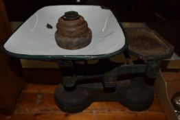 SET OF KITCHEN SCALES AND WEIGHTS