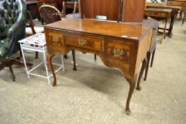 MAHOGANY DRESSING TABLE WITH CROSS BANDED DECORATION, WIDTH APPROX 101CM