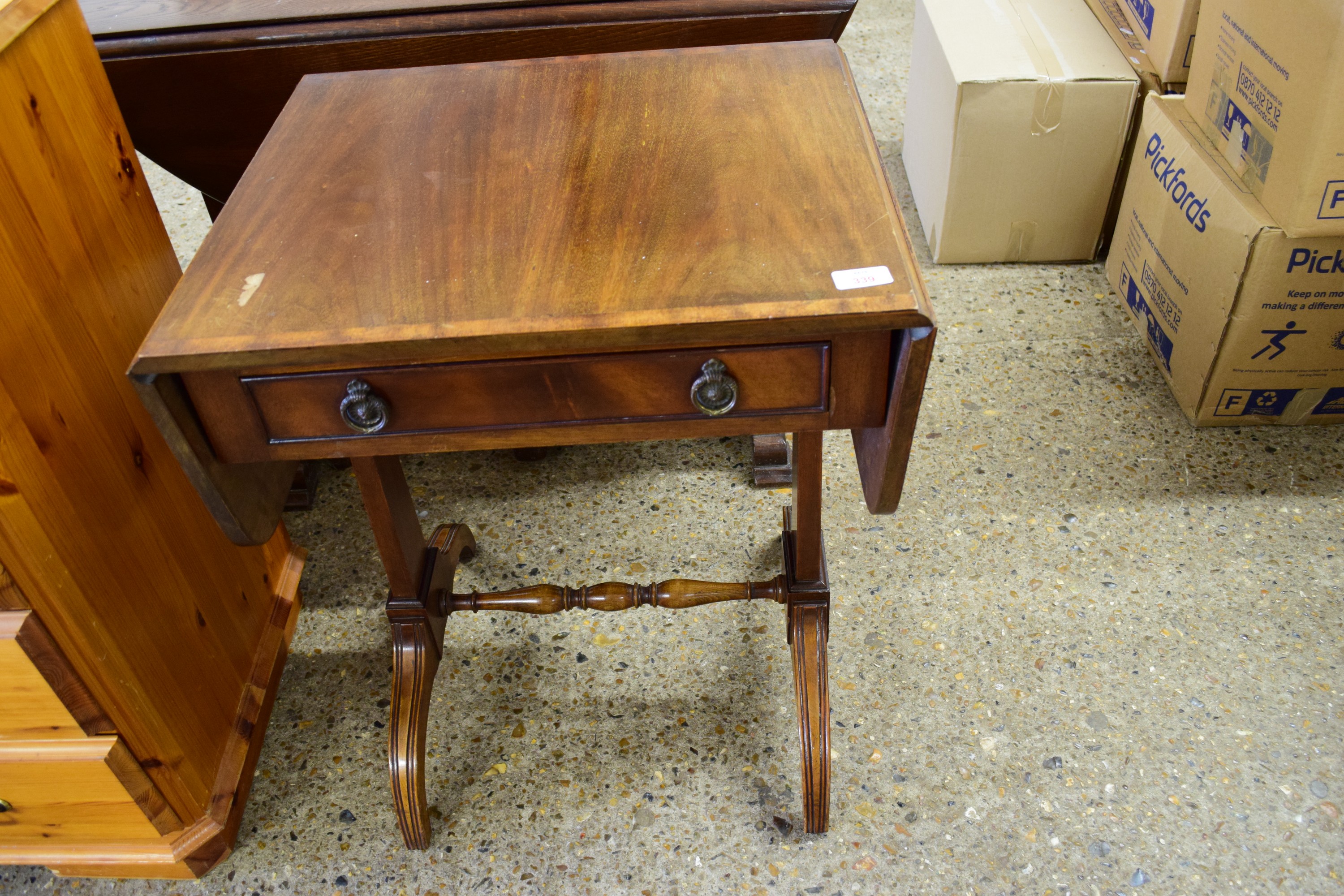 SMALL MAHOGANY PEMBROKE TABLE WITH SINGLE DRAWER BENEATH, WIDTH APPROX 55CM FOLDED