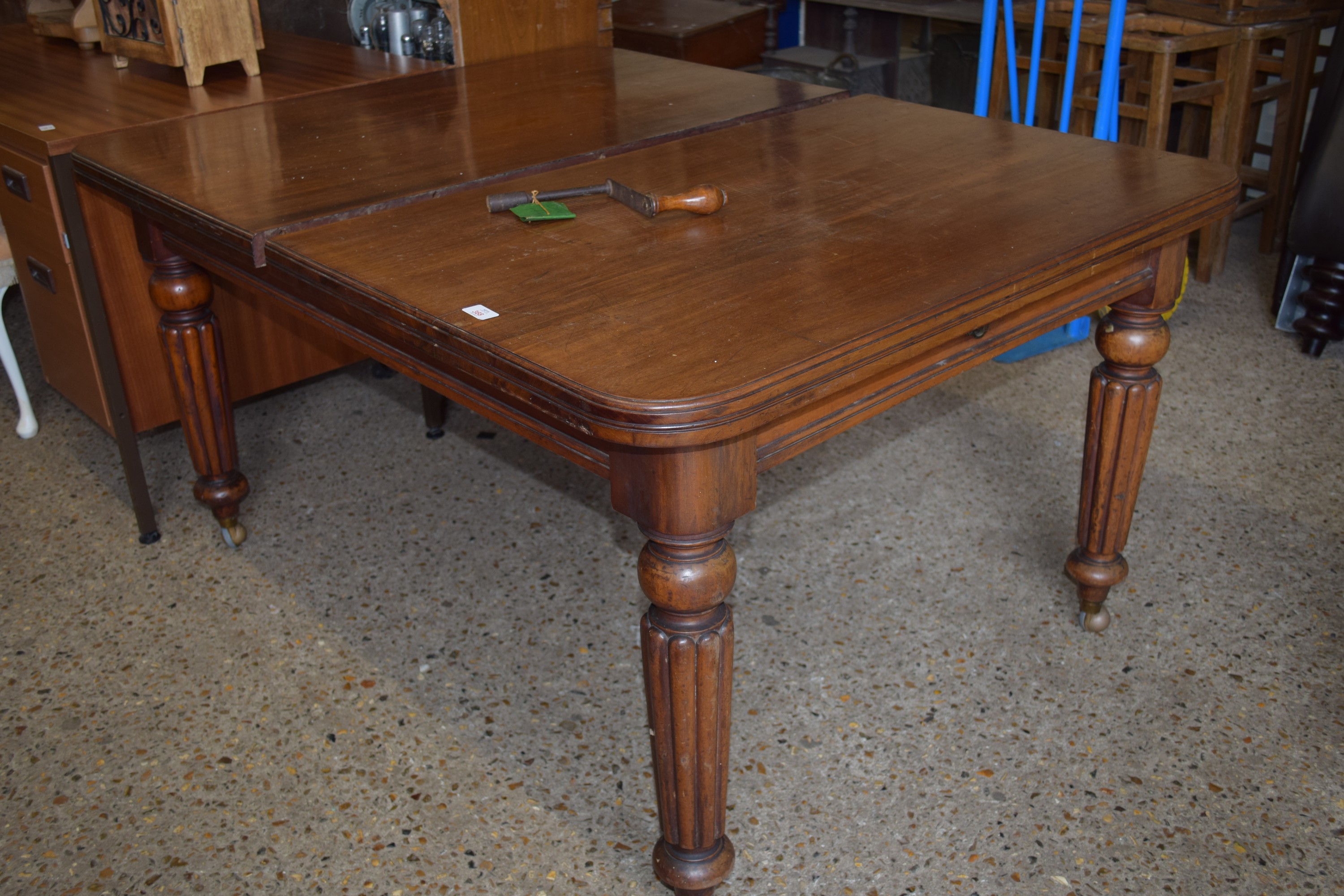 VICTORIAN WIND-OUT EXTENDING DINING TABLE, LENGTH 134CM X 106CM, NOT EXTENDED